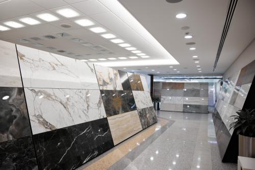 Стильные ванные комнаты с серой плиткой и желтым акцентом 01