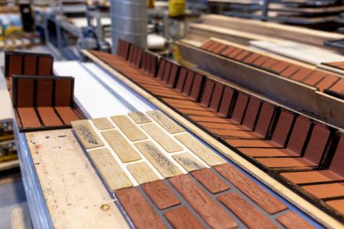 Стильные ванные комнаты с серой плиткой и желтым акцентом 03