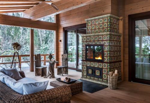 Камин в интерьере гостиной. Выбираем модель: популярные варианты по типу установки 04