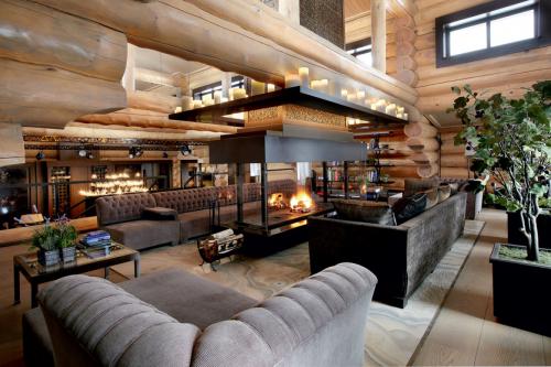 Камин в интерьере гостиной. Выбираем модель: популярные варианты по типу установки 07