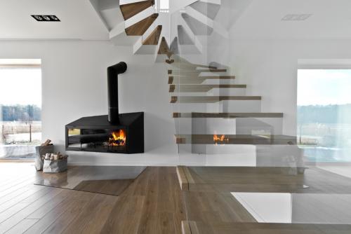 Камин в интерьере гостиной. Выбираем модель: популярные варианты по типу установки 08