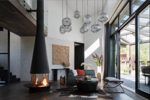 Камин в интерьере гостиной. Выбираем модель: популярные варианты по типу установки 05