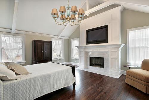 Интерьер с камином и телевизором в обычной квартире. Электрокамин с телевизором в интерьере: топ идей