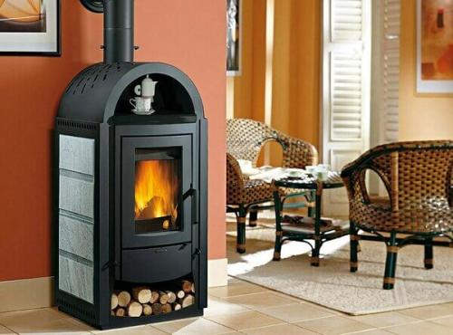 Печь-камин в частном доме.