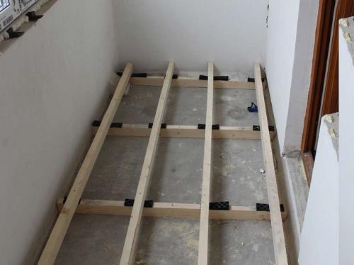 Черновой пол на балконе. Пол балкона на лагах