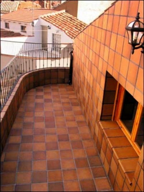 Монтаж плитки на балконе своими руками. Укладка плитки на балконе своими руками: основные особенности технологии 04