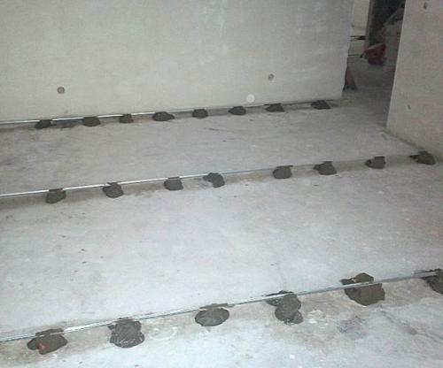 Чем залить пол в квартире дешево и быстро. Делаем заливку пола в квартире