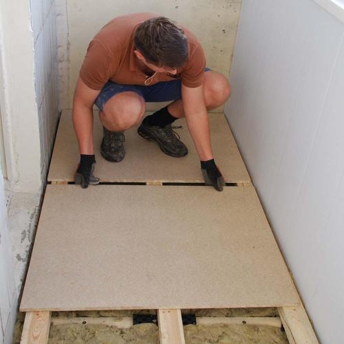 Как выровнять пол на балконе без стяжки. Выбор материалов