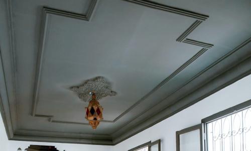 Простой способ клеить молдинги на стену без помощи мастера 03 Простой способ клеить молдинги на стену без помощи мастера 03