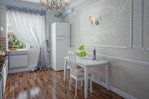 Какие недостатки имеет склейка карнизов и молдингов на обоях. Для чего клеят декоративный плинтус?