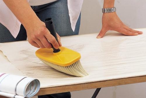 Как устранить пузыри, если они все же появились. Как убрать пузыри на обоях после высыхания: способы устранения дефектов