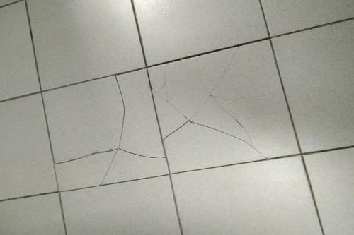 Как положить плитку не убирая ванну. Как положить плитку в ванной комнате: нужные инструменты и материалы