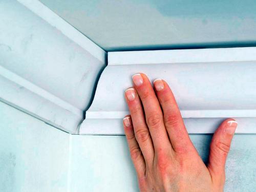 Как сделать скругление углов приклеенного молдинга. Как правильно вырезать и состыковать плинтус в углах