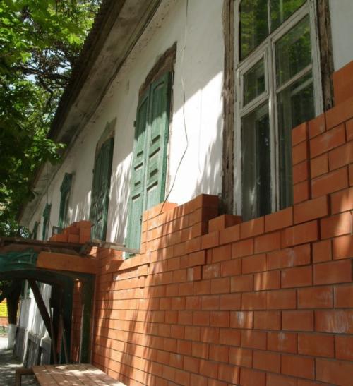 Глинобитный дом, обложенный кирпичом. Как обложить кирпичом саманный дом