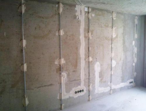 Подготовка окрашенных стен под плитку. Выравнивание стен под плитку своими руками: поэтапный алгоритм с фото и описанием, как правильно выполнять подготовку стен