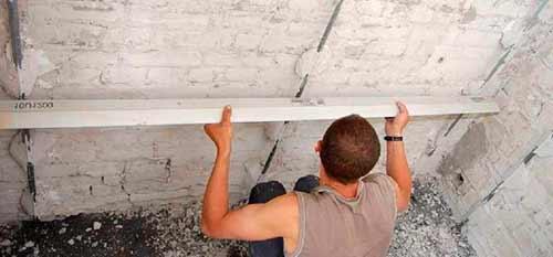 Обработка стен в ванной перед укладкой плитки. Выравнивание штукатуркой