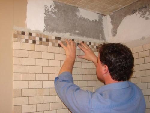 Как класть плитку на стену своими руками. Как класть плитку на стену: руководство по подготовке стен и укладке плитки для начинающих в ванной или на кухне (85 фото)
