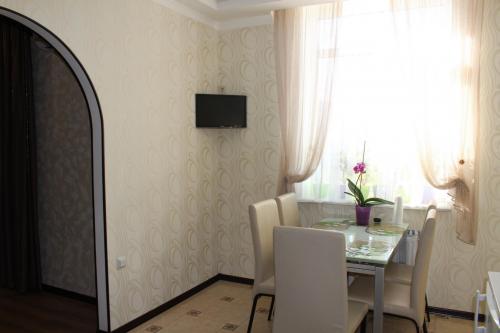 Серо-бежевый цвет в интерьере кухни. Обои для бежевой кухни