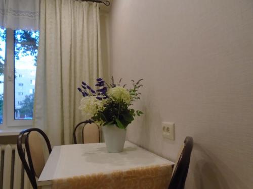 Серо-бежевый цвет в интерьере кухни. Обои для бежевой кухни