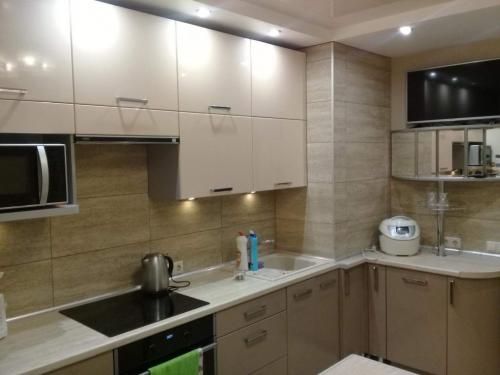 Серо-бежевый цвет в интерьере кухни. Обои для бежевой кухни