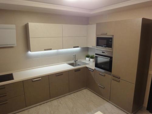 Серо-бежевый цвет в интерьере кухни. Обои для бежевой кухни