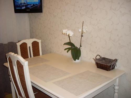 Серо-бежевый цвет в интерьере кухни. Обои для бежевой кухни