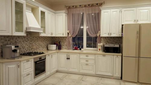 Серо-бежевый цвет в интерьере кухни. Обои для бежевой кухни