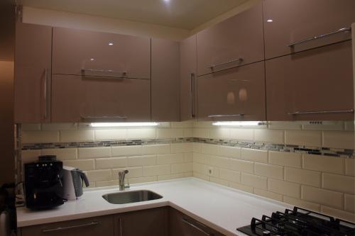 Серо-бежевый цвет в интерьере кухни. Обои для бежевой кухни