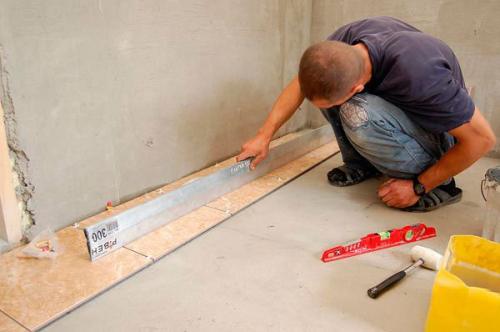 Как класть плитку на пол. Укладка кафеля