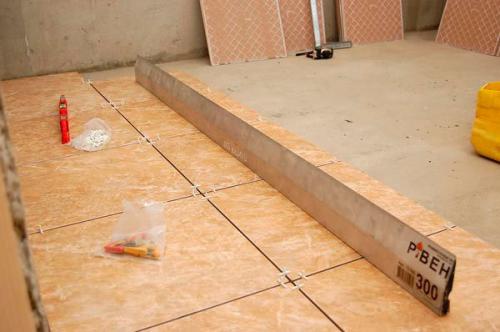 Как класть плитку на пол. Укладка кафеля