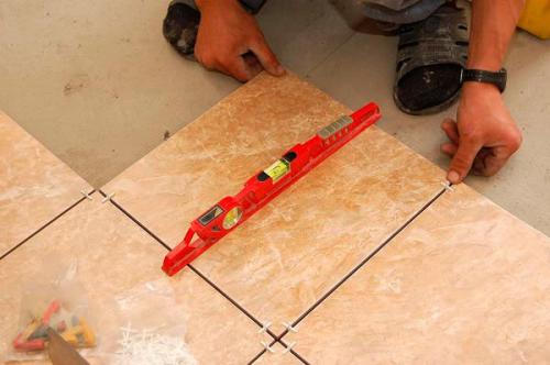 Как класть плитку на пол. Укладка кафеля