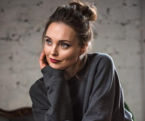 Светло-серый цвет сочетание. Кому подходит