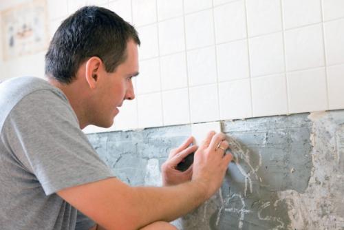 Укладка плитки в ванной на неровные стены. Укладка плитки на неровные стены — советы мастера, как положить кафель на кривые стены без каркаса и выравнивания своими руками