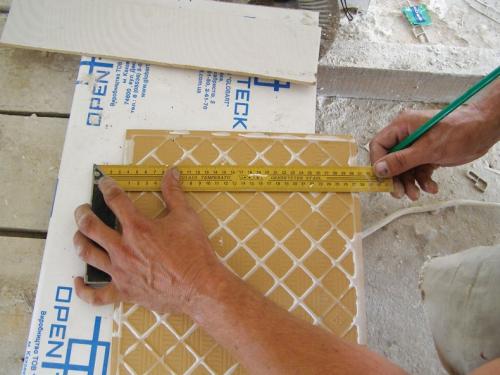 Укладка плитки в ванной на неровные стены. Укладка плитки на неровные стены — советы мастера, как положить кафель на кривые стены без каркаса и выравнивания своими руками