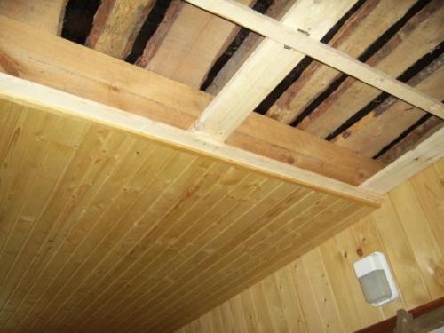 Как дешево выровнять потолок. Самый дешевый способ выровнять потолок