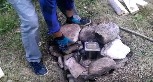 Печь из глины в лесу. Современная земляная печь