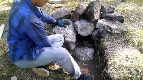 Печь из глины в лесу. Современная земляная печь