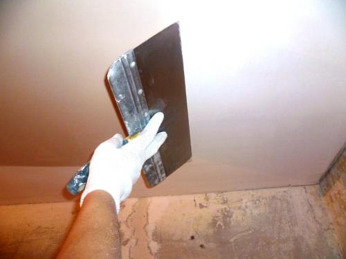 Как выровнять потолок при помощи шпаклевки. Как выровнять потолок шпаклевкой своими руками 08