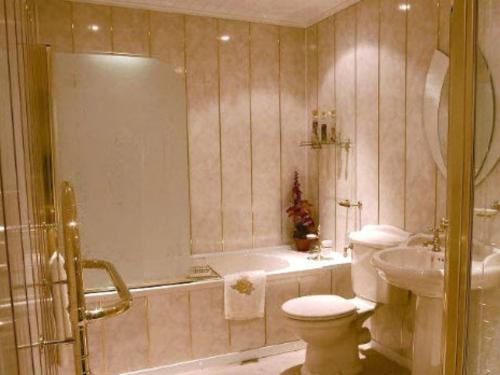 Как отделать ванную комнату панелями ПВХ. Как обшить ванную пластиковыми панелями: варианты