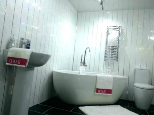 Как ухаживать за пластиковыми панелями в ванной, чтобы они служили дольше. Уход за пластиком в ванной комнате