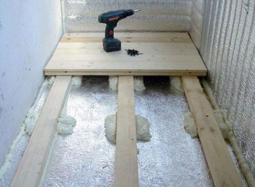 Как выровнять пол на балконе своими руками. Выравниваем пол самонивелирующейся смесью 13