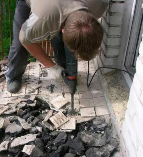 Как выровнять пол на балконе своими руками. Выравниваем пол самонивелирующейся смесью 12