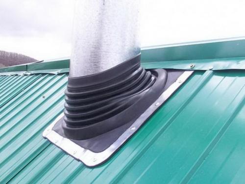 Монтаж трубы дымохода через профлист. Примыкание профнастила к трубе прямоугольного сечения 15 Монтаж трубы дымохода через профлист. Примыкание профнастила к трубе прямоугольного сечения 15