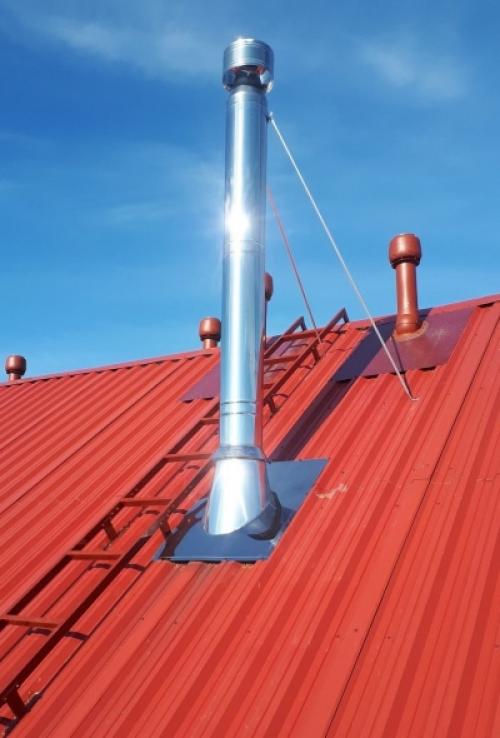 Монтаж трубы дымохода через профлист. Примыкание профнастила к трубе прямоугольного сечения 16 Монтаж трубы дымохода через профлист. Примыкание профнастила к трубе прямоугольного сечения 16