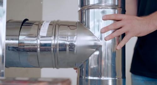 Монтаж трубы дымохода через профлист. Примыкание профнастила к трубе прямоугольного сечения 08 Монтаж трубы дымохода через профлист. Примыкание профнастила к трубе прямоугольного сечения 08