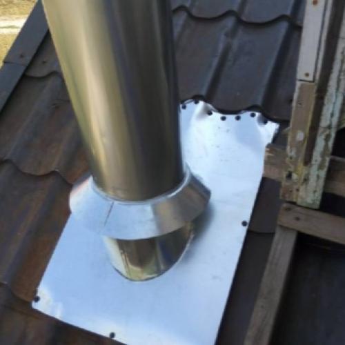 Монтаж трубы дымохода через профлист. Примыкание профнастила к трубе прямоугольного сечения 13 Монтаж трубы дымохода через профлист. Примыкание профнастила к трубе прямоугольного сечения 13