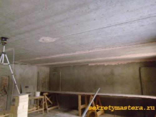 Как выровнять потолок ротбандом. Установка маяков