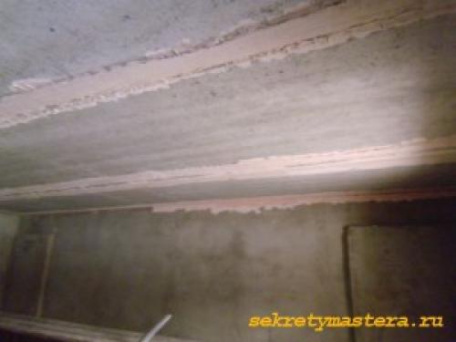 Как выровнять потолок ротбандом. Установка маяков