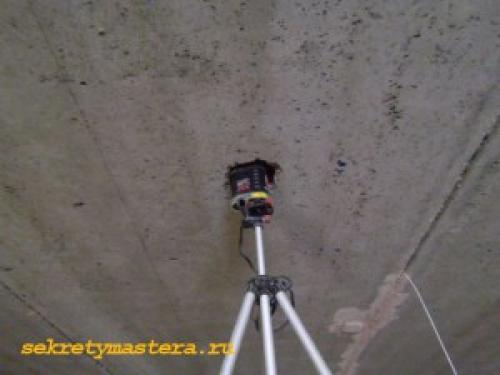 Как выровнять потолок ротбандом. Установка маяков