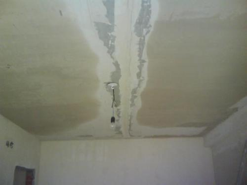 Как сделать ровный потолок в квартире. 10 советов от опытных мастеров, как быстро сделать потолок идеально ровным